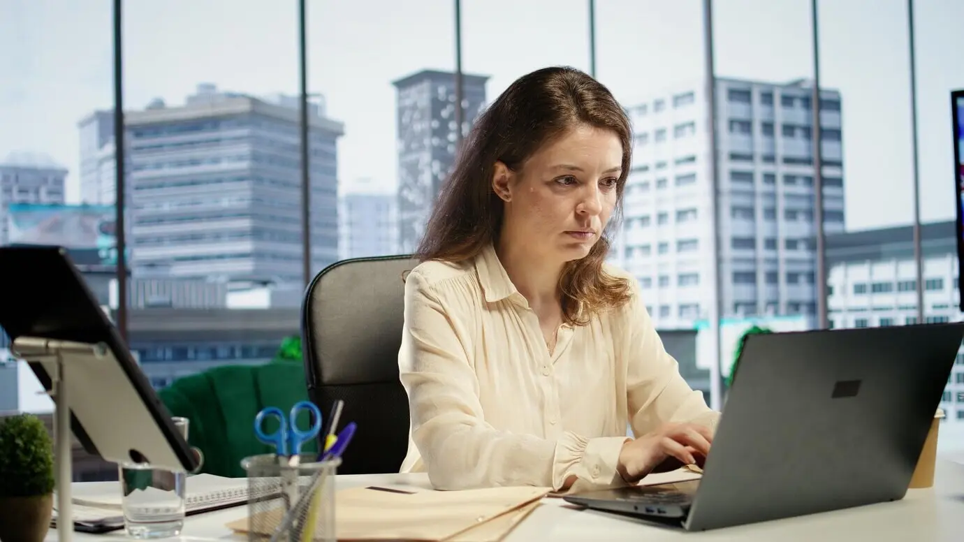 Портрет влиятельной женщины-гендиректора, работающей в современном корпоративном офисе.