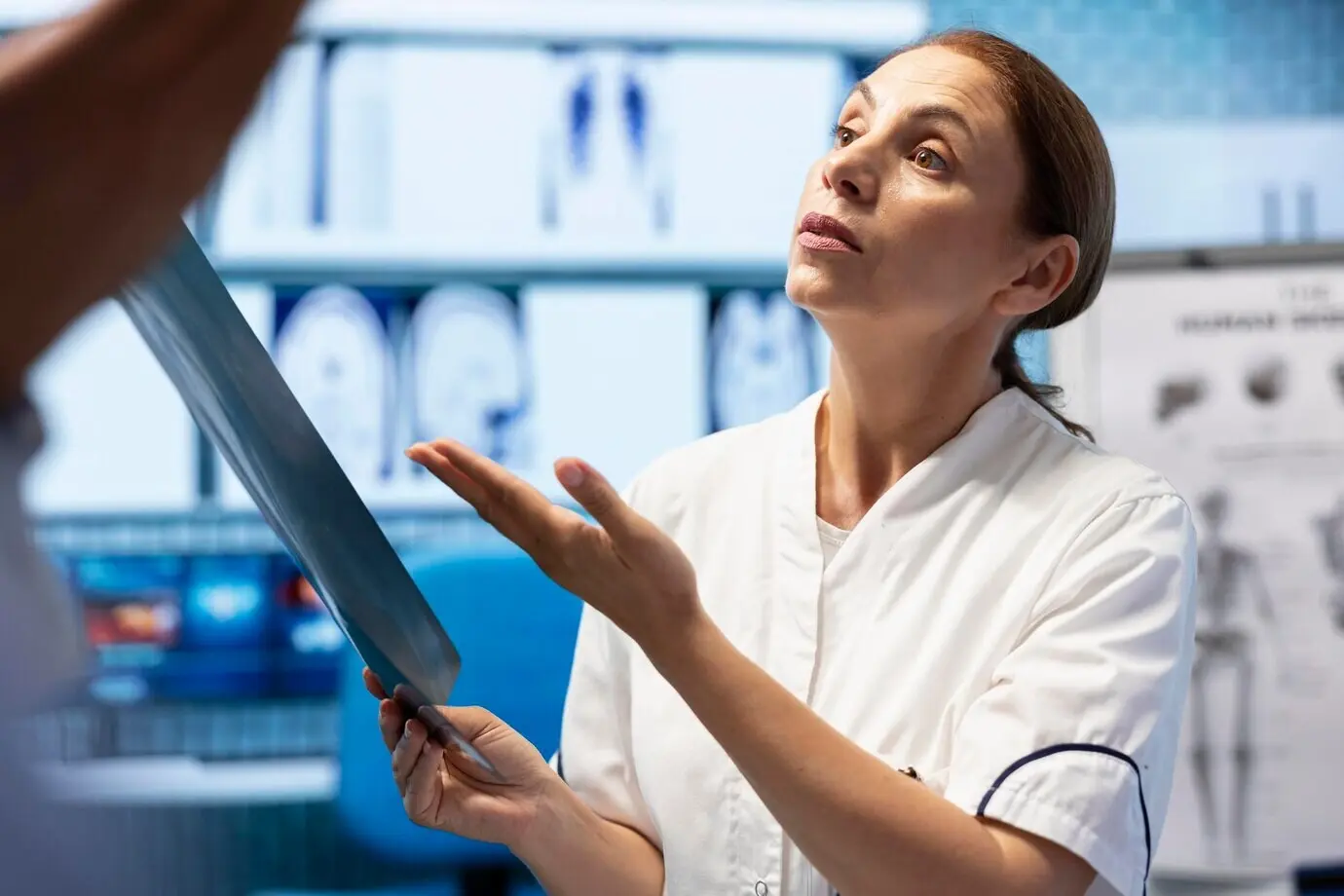 В лечебном центре врачи и медицинские сёстры анализируют результаты сканов анатомии человека.